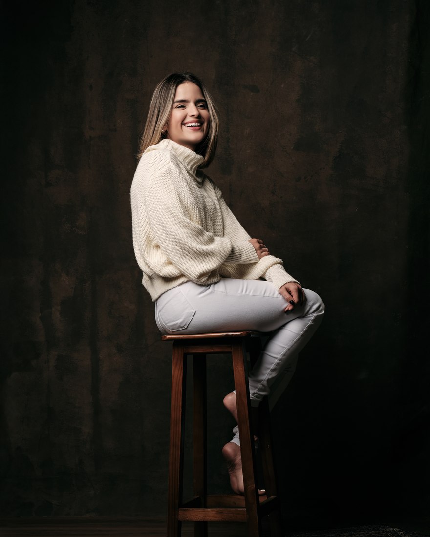 Raniele Cavalcante sentada, sorrindo
