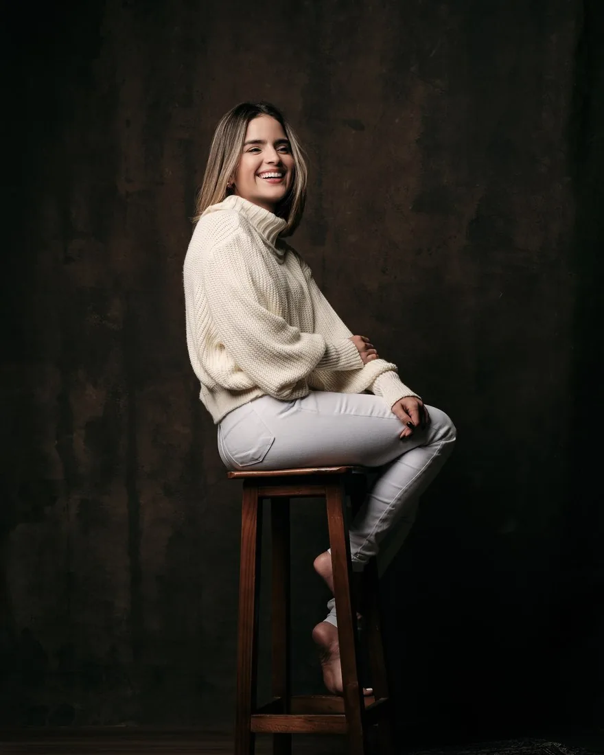 Raniele Cavalcante sentada, sorrindo