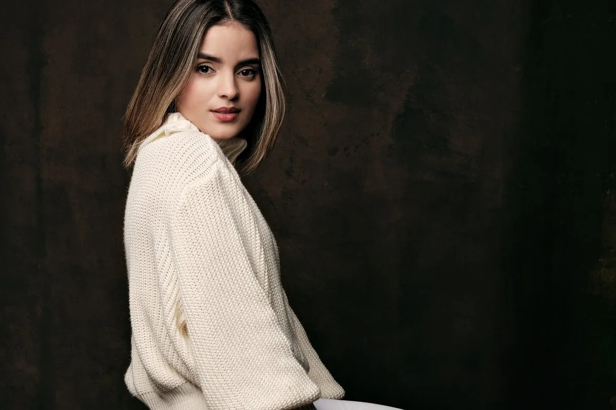 Raniele Cavalcante sentada, retrato de estúdio